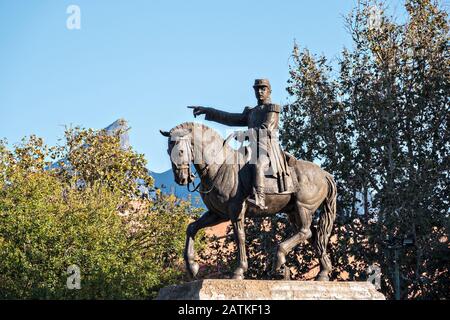 Monument au général Ignacio Zaragoza devant le Palacio de Cristal ou l'Hôtel de Ville dans la Grand Plaza Macroplaza adjacente au quartier Barrio Antiguo de Monterrey, Nuevo León, Mexique. Banque D'Images