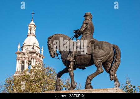 Monument au général Ignacio Zaragoza avec le clocher de l'église Iglesia Sagnado Corazon de Jesus dans la Grand Plaza Macroplaza à côté du quartier Barrio Antiguo de Monterrey, Nuevo León, Mexique. Banque D'Images