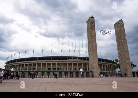 Berlin, ALLEMAGNE - 15 MAI 2018 : personnes devant le stade olympique à partir de 1936 le 15 mai 2018 à Berlin, Allemagne. Banque D'Images