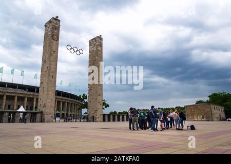 Berlin, ALLEMAGNE - 15 MAI 2018 : personnes devant le stade olympique à partir de 1936 le 15 mai 2018 à Berlin, Allemagne. Banque D'Images