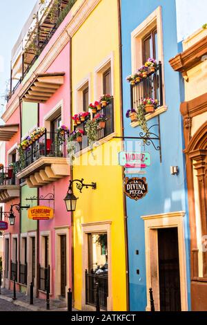 Bâtiments colorés de style colonial espagnol et rues pavées dans le quartier Barrio Antiguo ou du quartier espagnol à côté de la Grand Plaza Macroplaza à Monterrey, Nuevo León, Mexique. Banque D'Images