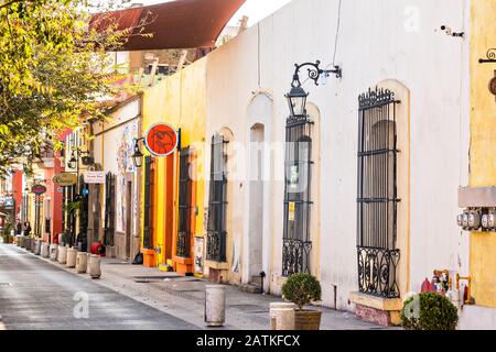 Bâtiments colorés de style colonial espagnol et rues pavées dans le quartier Barrio Antiguo ou du quartier espagnol à côté de la Grand Plaza Macroplaza à Monterrey, Nuevo León, Mexique. Banque D'Images