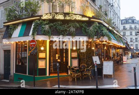 La Villa des Abbesses le matin des pluies . C'est un restaurant français traditionnel dans le quartier de Montmartre, Paris, France. Banque D'Images