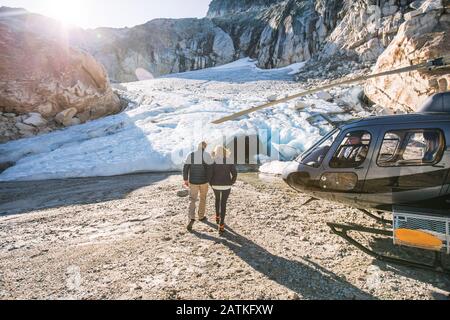 Un couple à la retraite prend un hélicoptère pour voir la grotte de glace glaciaire. Banque D'Images