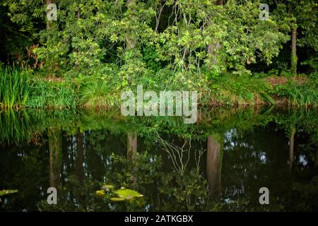 Saint-Aignan (Breton: Sant-Inan) est une commune française, située dans le département du Morbihan et la région Bretagne. Village du Morbihan en Bretagne, Saint-A Banque D'Images