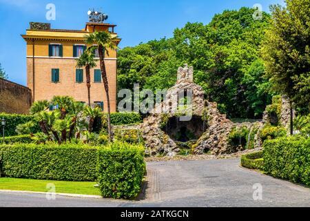 Rome, Cité du Vatican / Italie - 2019/06/15: Fontaine Eagle - Fontana dell'Aquilone - et le monastère Mater Ecclésiae - dans les jardins du Vatican Banque D'Images