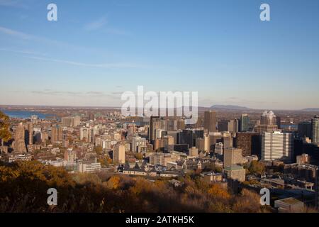 Vue sur le centre-ville de Montréal depuis le chalet Mont-Royal Banque D'Images