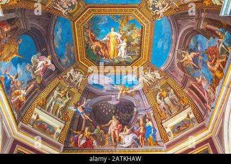 Rome, Cité du Vatican / Italie - 2019/06/15: Apollo et la fresque des muses par Tommaso Conca et d'autres fresques de plafond dans la salle Muses dans les musées du Vatican Banque D'Images