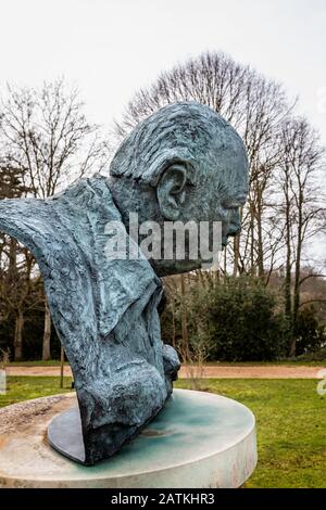 Statue de bronze d'Oscar Nemon de Sir Winston Churchill dans le domaine du Palais de Blenheim, Oxfordshire, Royaume-Uni, le 2 février 2020 Banque D'Images