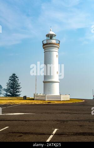 Vue sur le phare, construit en 1887 sur Blowhole point à Kiama, côte sud de Nouvelle-Galles du Sud, Australie Banque D'Images