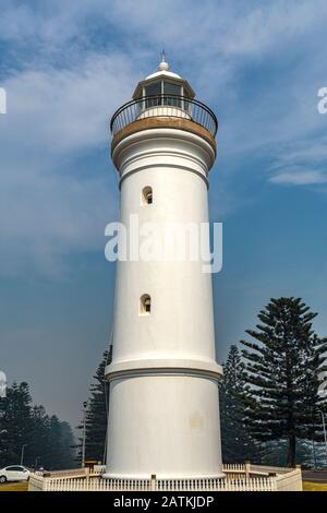 Vue sur le phare, construit en 1887 sur Blowhole point à Kiama, côte sud de Nouvelle-Galles du Sud, Australie Banque D'Images