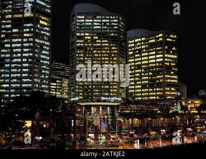 Vue De Nuit Sur Cockle Bay Wharf À Darling Harbour Sydney Nsw Australie Banque D'Images