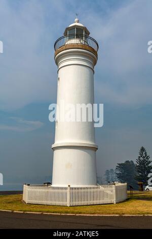 Vue sur le phare, construit en 1887 sur Blowhole point à Kiama, côte sud de Nouvelle-Galles du Sud, Australie Banque D'Images