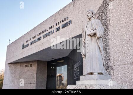 Bibliothèque centrale de Monterrey nommée d'après José Servando Teresa de Mier sur la place Macroplaza dans le quartier Barrio Antiguo de Monterrey, Nuevo León, Mexique. Mier était un frère, écrivain, orateur, révolutionnaire et leader de l'indépendance dominicain né à Monterrey en 1763. Banque D'Images