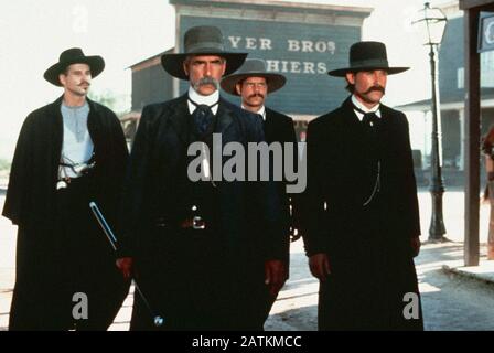 Val Kilmer, Sam Elliott, Bill Paxton, Kurt Russell, 'Tombstone' (1993) Hollywood Pictures File Référence # 33962-194tha Banque D'Images