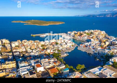 Le lac Voulismeni à Agios Nikolaos, une pittoresque ville côtière avec bâtiments colorés autour du port dans la partie orientale de l'île Crète, Gr Banque D'Images