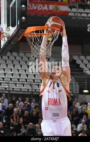 Virtus Roma, qui voit OriOra Pistoia passer 80-81 après le panier 2" de la fin de Johnson, sort vaincu une fois de plus sur la sirène. Match joué à la mémoire de Kobe Bryant, célébré par les deux équipes avec un maillot porté pendant l'échauffement. (Photo De Domenico Cippitelli/Pacific Press) Banque D'Images