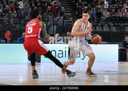 Virtus Roma, qui voit OriOra Pistoia passer 80-81 après le panier 2" de la fin de Johnson, sort vaincu une fois de plus sur la sirène. Match joué à la mémoire de Kobe Bryant, célébré par les deux équipes avec un maillot porté pendant l'échauffement. (Photo De Domenico Cippitelli/Pacific Press) Banque D'Images