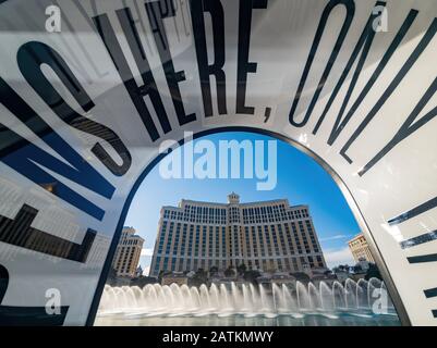 Las Vegas, 28 janvier : vue sur la rue ensoleillée de l'après-midi du célèbre Hôtel Bellagio et Casino avec fontaine et danse aquatique le 28 JANVIER 2020 à Las Vegas, Banque D'Images