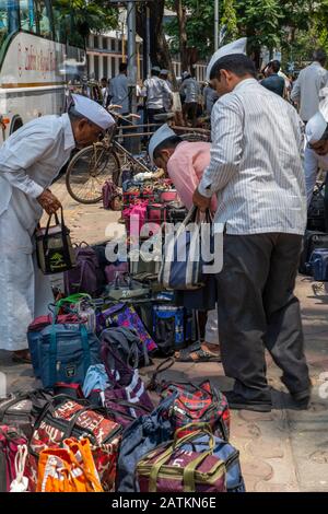 Inde, Mumbai Alias Bombay. Les Dabbawalas (alias dabbawallas ou dabbawallahs, tiffin wallahs) proposent tous les jours des déjeuners dans toute la ville. Banque D'Images