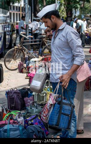 Inde, Mumbai Alias Bombay. Les Dabbawalas (alias dabbawallas ou dabbawallahs, tiffin wallahs) proposent tous les jours des déjeuners dans toute la ville. Banque D'Images