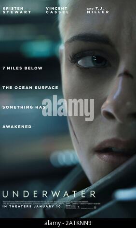 Sous-marin (2020) réalisé par William Eubank et mettant en vedette Kristen Stewart, Vincent Cassel, Jessica Henwick et T.J. Miller. Des chercheurs aquatiques explorant la fosse Mariana sont bloqués par un séisme et rencontrent un groupe de créatures... Banque D'Images