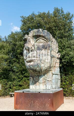 Florence, ITALIE - 26 MARS 2016 : photo verticale de la sculpture du visage humain située dans les jardins de Boboli, site touristique de Florence Banque D'Images