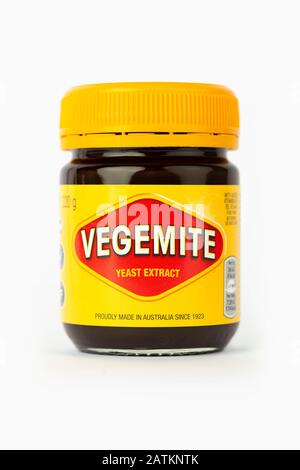 Un pot de Vegemite tourné sur un fond blanc. Banque D'Images