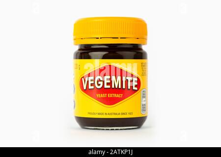 Un pot de Vegemite tourné sur un fond blanc. Banque D'Images