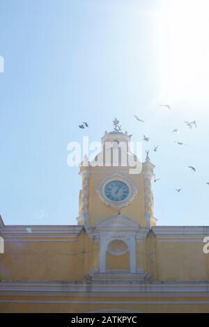 ARC de Santa Catalina à Antigua Guatemala avec des oiseaux qui survolent Banque D'Images