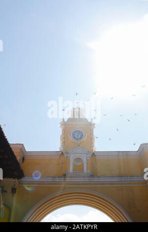 ARC de Santa Catalina à Antigua Guatemala avec des oiseaux qui survolent Banque D'Images