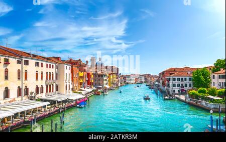 Vue sur le grand canal de Venise Cannaregio ou sur le canal Grande depuis le pont Ponte degli Scalzi à côté de la gare. Italie Europe. Banque D'Images