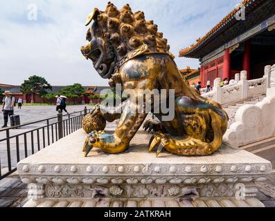 Lion ou chien de garde d'or de l'ère Qing, Hall of Imperial Suprématie, Cour intérieure, Cité Interdite, Beijing, Chine, Asie Banque D'Images