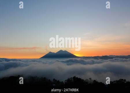 Coucher de soleil sur le volcan du feu et le volcan Acatenango - volcans entourés de nuages Banque D'Images