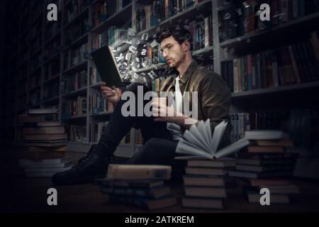 Garçon lit un livre dans une bibliothèque. Concept de curiosité, d'imagination et de culture Banque D'Images
