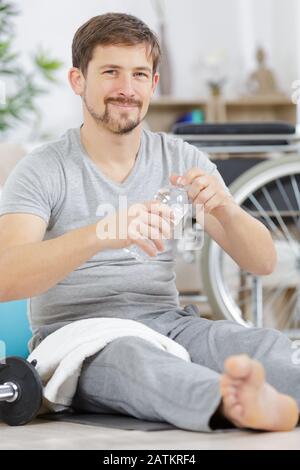 homme handicapé en fauteuil roulant après avoir fait du sport Banque D'Images