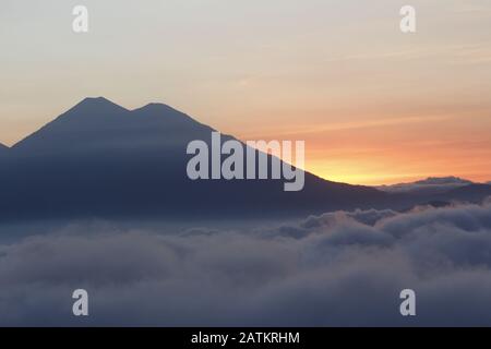 Coucher de soleil avec ciel coloré et de nombreux nuages au-dessus des montagnes du Guatemala Banque D'Images