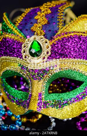 Masque De Carnaval Vénitien Et Décoration De Perles. Fond De Mardi Gras