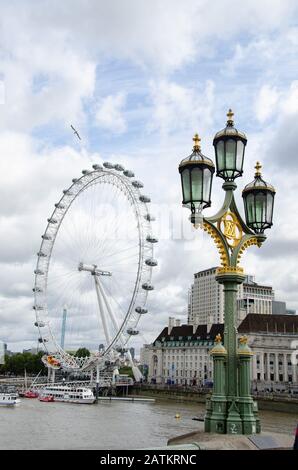 L'emblématique London Eye doit être visible à londres en été Banque D'Images
