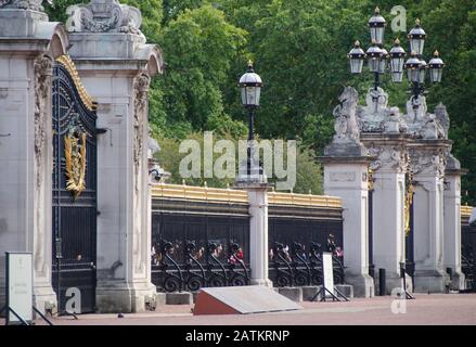 Buckingham Palace et comprend les portes du Dominion (Canada, Australie et Afrique du Sud et de l'Ouest) conçues avec du fer forgé par la Guilde de de Bromsgrove Banque D'Images