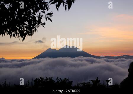 Coucher de soleil sur le volcan du feu et le volcan Acatenango - volcans entourés de nuages Banque D'Images