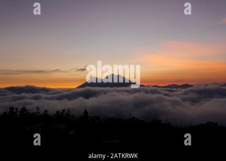 Coucher de soleil sur le volcan du feu et le volcan Acatenango - volcans entourés de nuages Banque D'Images