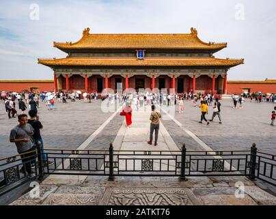 Touristes Devant Hall Of Preserved Harmony (Baohedian), Cour Extérieure, Cité Interdite, Beijing, Chine, Asie Banque D'Images