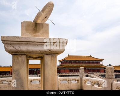 Sundial sur la terrasse en marbre de la salle de l'harmonie suprême, Cité Interdite, Beijing, Chine, Asie Banque D'Images