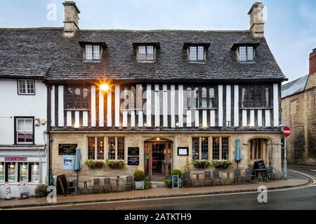 Historique Burford House Inn (17°C), le long de High Street, Burford, Oxfordshire, Angleterre, Royaume-Uni Banque D'Images