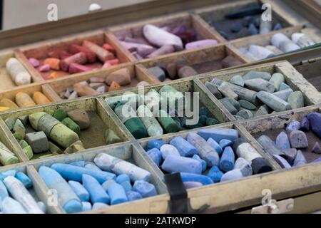 Art fournit des pastels pour dessiner et esquisser sur du papier. Matériel et fournitures de pointe. Boîte de pastels multicolores palette de crayons utilisés par l'artiste Banque D'Images