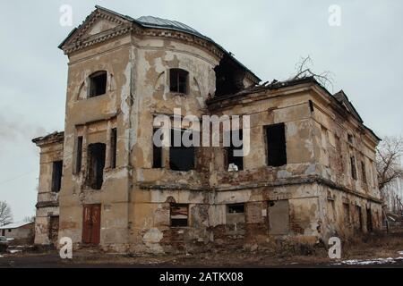 Ancien manoir abandonné sombre et créepy. Gorozhanka, ancien manoir de Venevitinov, région de Voronezh Banque D'Images