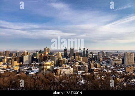 Vue sur les gratte-ciel de Montréal depuis le parc royal sur un magnifique ciel bleu d'hiver et des nuages Banque D'Images