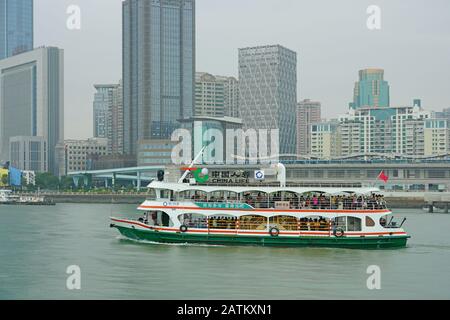 Xiamen, CHINE -12 JUIN 2019- vue sur l'eau du paysage urbain de Xiamen la mer de Chine méridionale à Xiamen (Amoy), province de Fujian, Chine. Banque D'Images