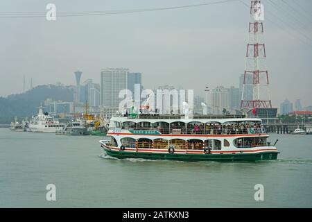 Xiamen, CHINE -12 JUIN 2019- vue sur l'eau du paysage urbain de Xiamen la mer de Chine méridionale à Xiamen (Amoy), province de Fujian, Chine. Banque D'Images